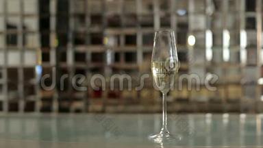 镜子背景上的<strong>夜店</strong>灯光照亮了香槟的玻璃。